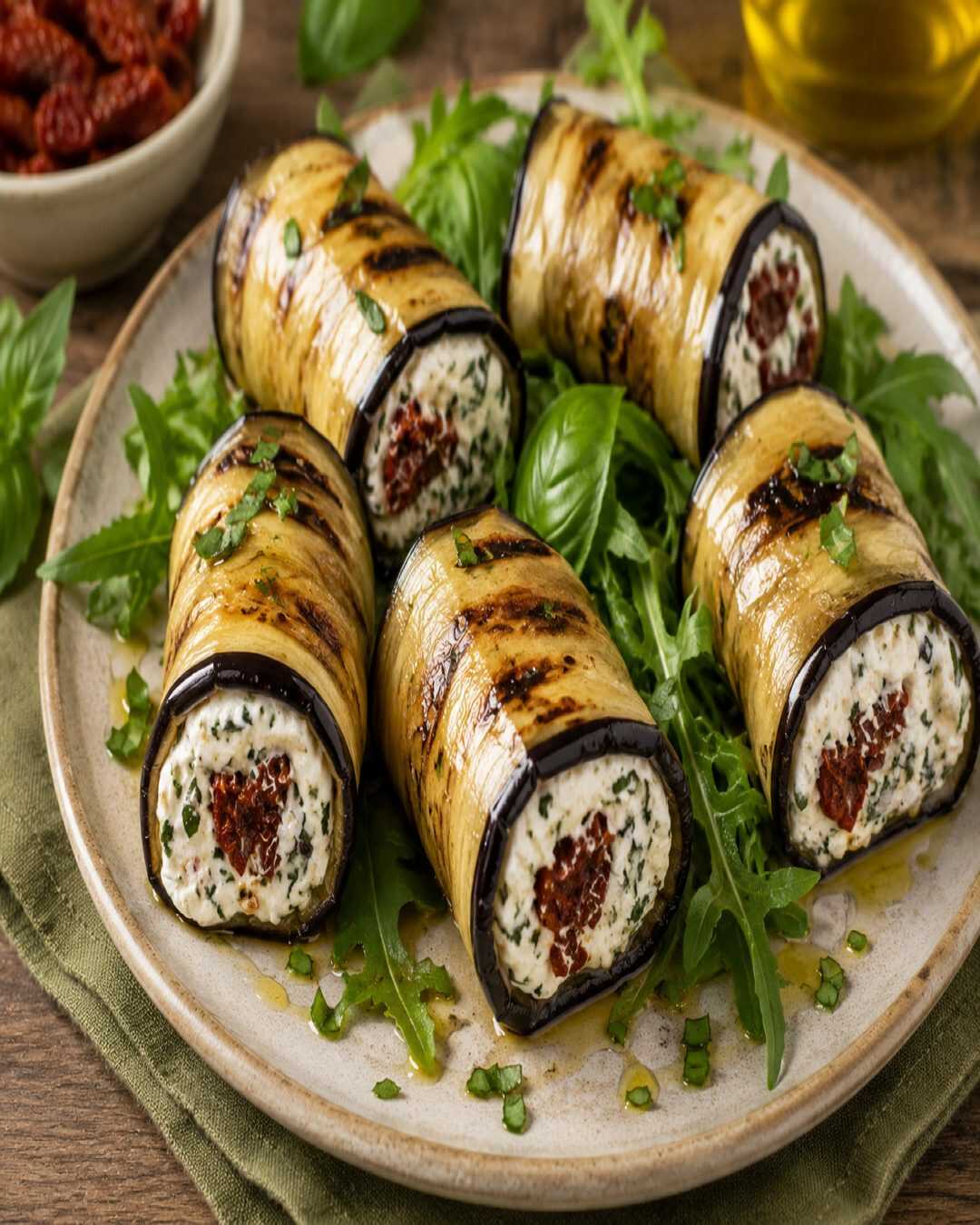 **Roulés froids d’aubergines à la ricotta, au basilic et aux tomates séchées à la calabraise**.