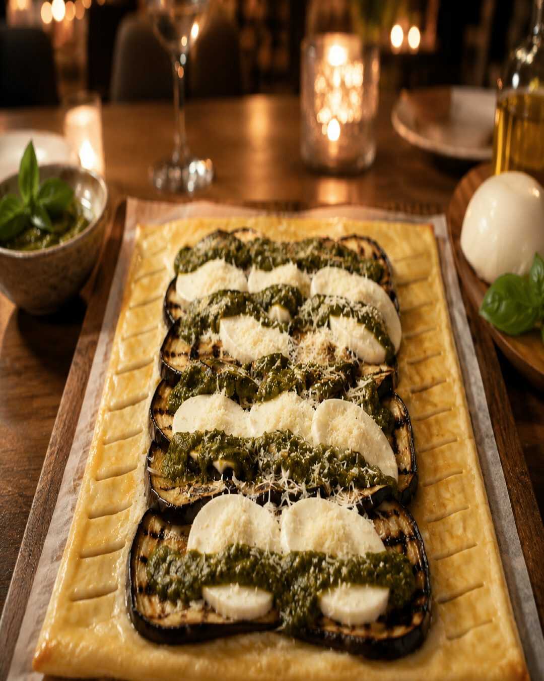 Feuilleté italien aux aubergines grillées, mozzarella et pesto